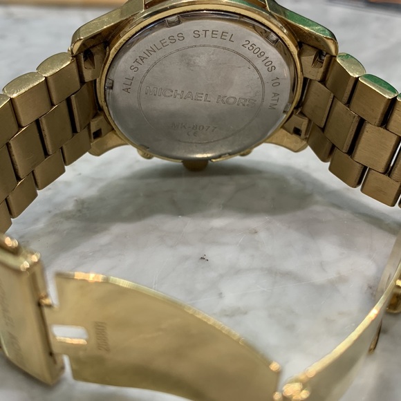 Michael Kors Oversized Runway Gold-Tone Stainless Steel Watch - Picture 4 of 6